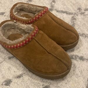 White Mountain Brown Suede Slippers with Red Accents